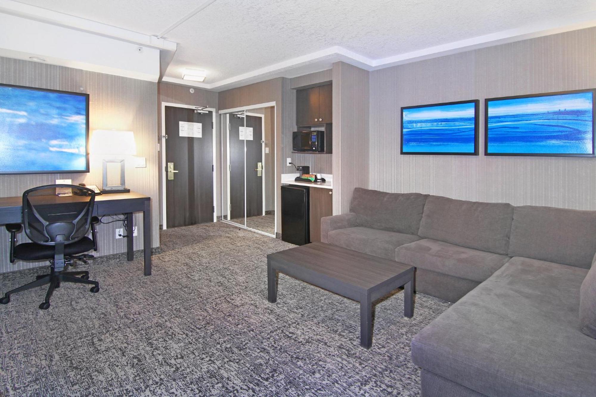 Holiday Inn Express And Suites Calgary By Ihg Экстерьер фото