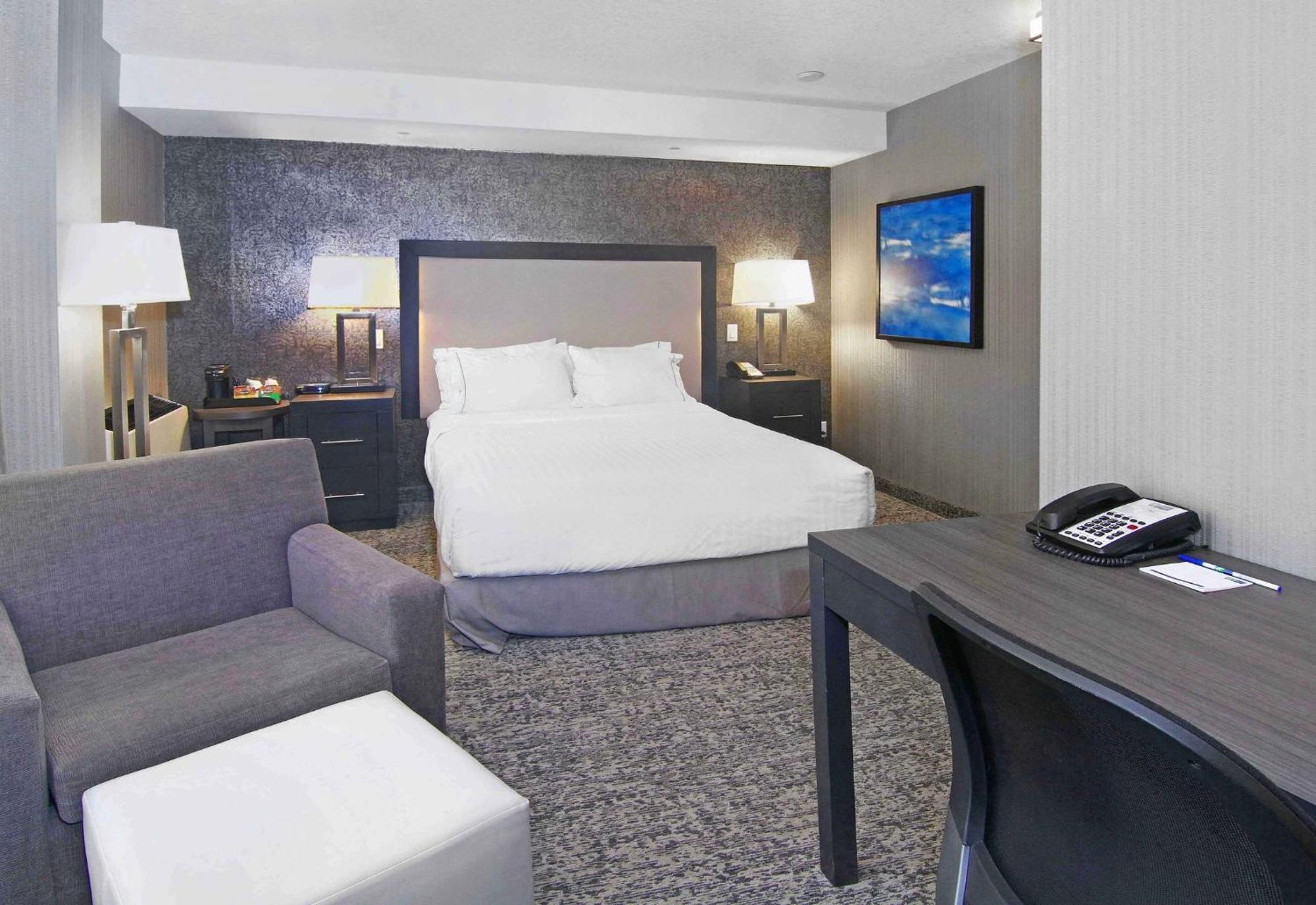 Holiday Inn Express And Suites Calgary By Ihg Экстерьер фото