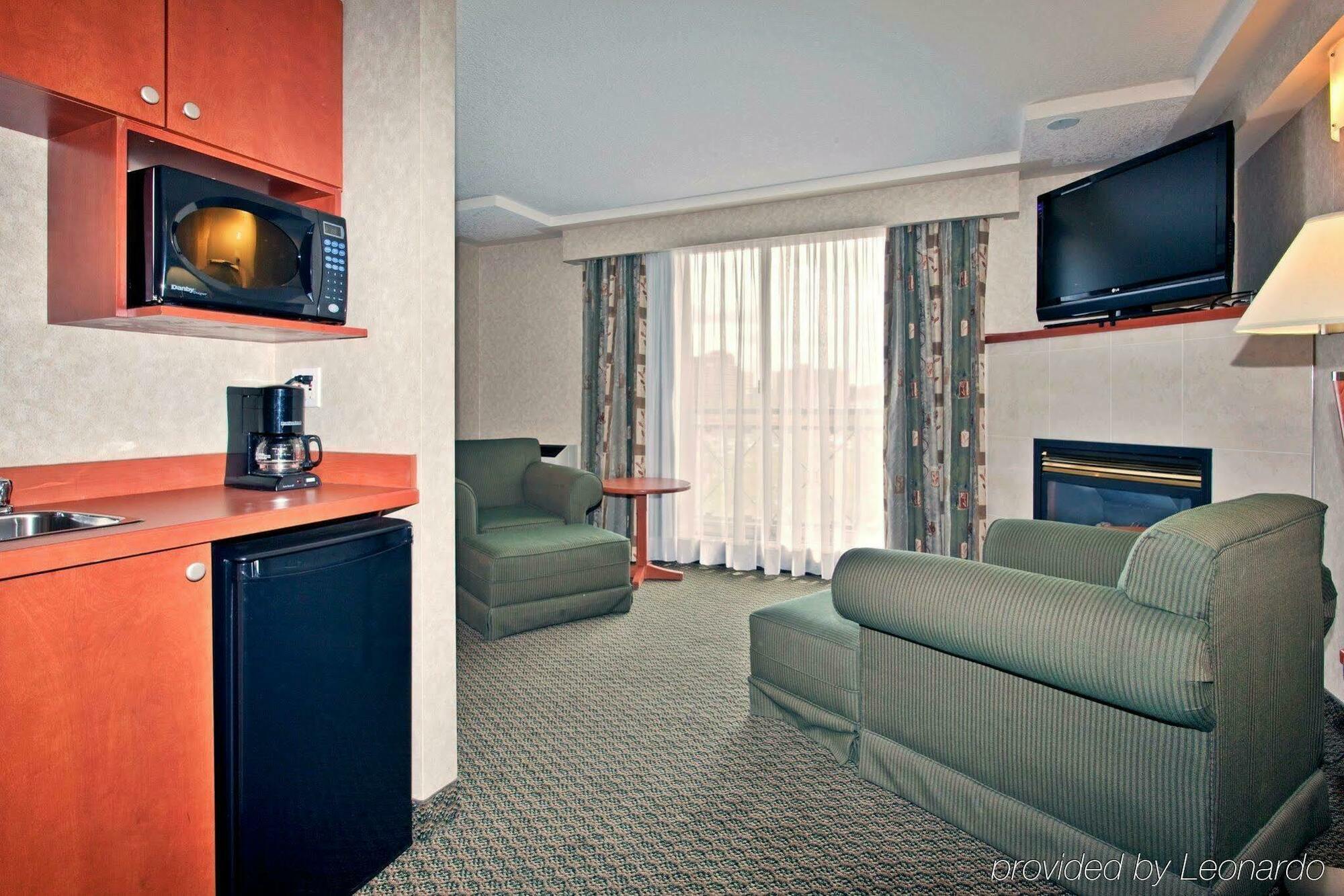 Holiday Inn Express And Suites Calgary By Ihg Экстерьер фото